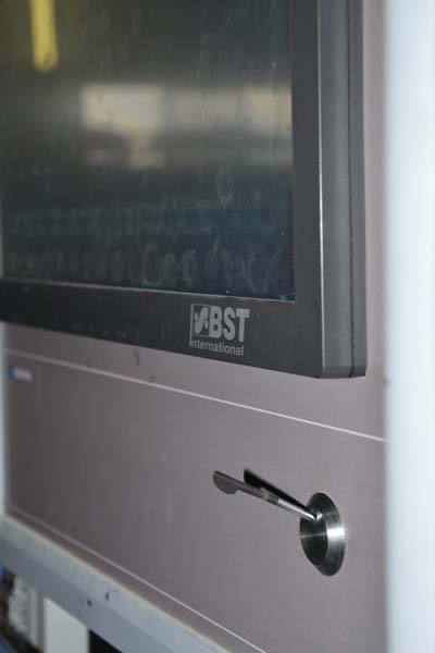 Электронная система контроля печати. Центральная графическая Touch Screen-панель управления и поворотный 17-дюймовый LCD TFT-монитор контроля печати размещены на столбике в средней части машины 